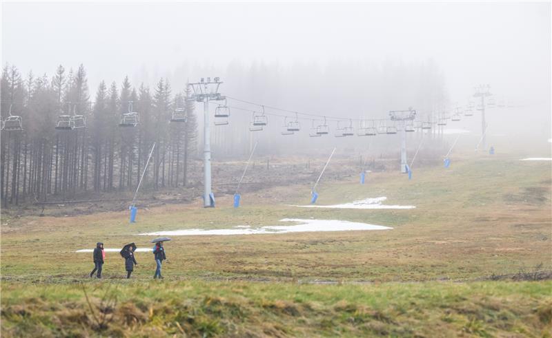 Wetter im Harz: Erst schwere Sturmböen, dann Schneefall Spaziergänger am Hexenritt am Wurmberg im Harz: Die Landesforsten warnen vor dem Betreten der Wälder. Foto: Julian Stratenschulte/DPA