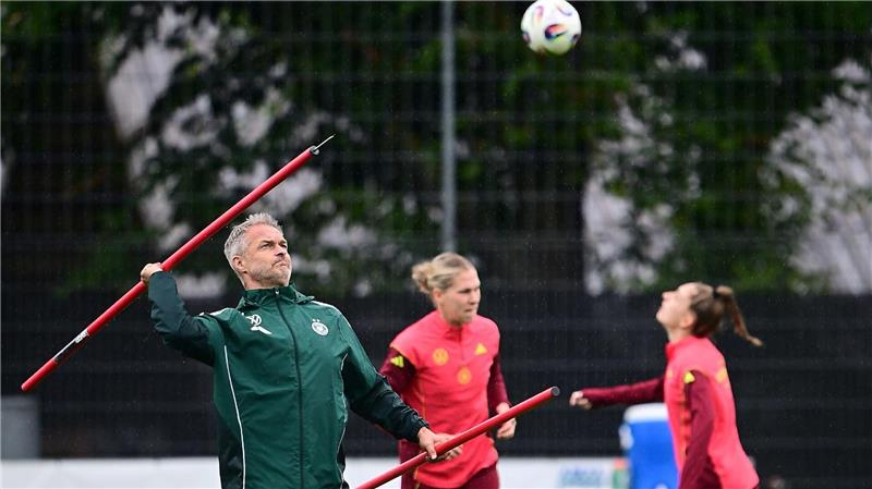 Speerwurf geht auch: Bundestrainer Christian Wück zeigt beim Training der deutschen Frauen vor dem EM-Viertelfinale gegen Frankreich, dass er nicht nur Fußball kann. 