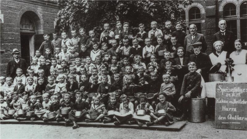 „Speisefolge: Kakao mit Brötchen“: Die Schulspeisung war nicht gerade üppig, wie das Bild der Schule am Hohen Weg von 1929 zeigt.