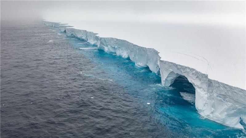Antarktis-Forscher werfen Kollegen Übergriffe vor Spektakuläre Bilder vom derzeit weltweit größten Eisberg zeigen, wie Erosion riesige Bögen und höhlenartige Vertiefungen in den Koloss gemeißelt hat.