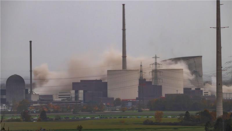 Spektakuläre Sprengung in Gundremmingen: Kühltürme des AKW kollabieren in sich zusammen