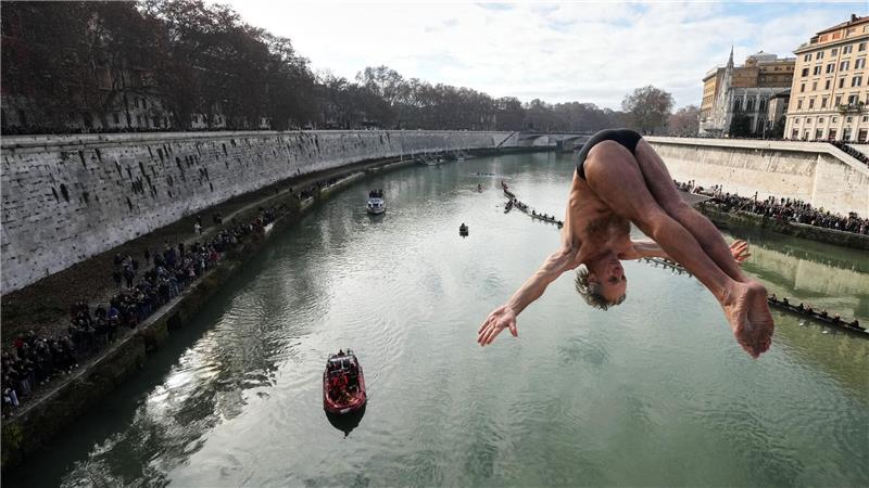 Spektakuläres Neujahrsspringen in den Tiber in Rom