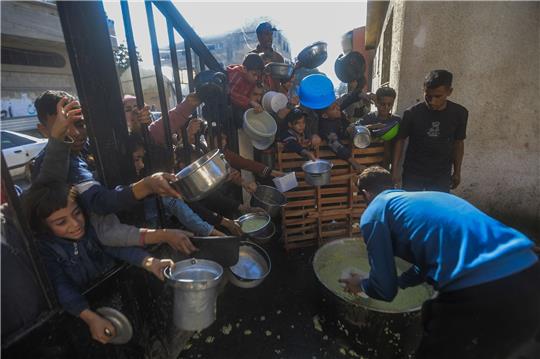 Spendenstelle einer Wohltätigkeitsorganisation, die in Rafah Lebensmittel an Palästinenser verteilt.