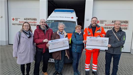 Spendenübergabe beim DRK in Vienenburg: Manuela Krügner (von links), Thorsten Peter Freder, Ilsabe Fließbach, Nadine Gürtler, Steffen Kirchner und Detlef Gürtler.