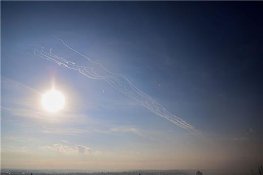 Sperrfeuer von Raketen, die vom Gazastreifen auf Israel abgefeuert wurden. Sowohl in Tel Aviv, Jerusalem und anderen Städten Israels hates wieder Raketenalarm gegeben.