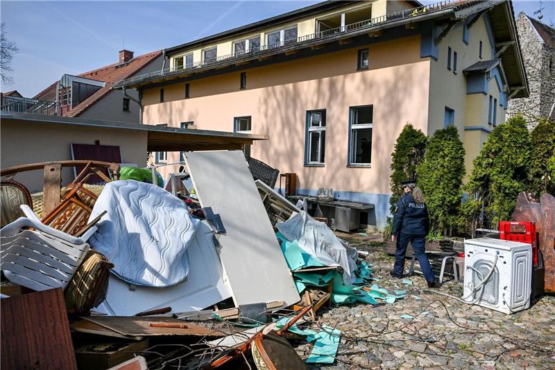Mit Ramme und 130 Polizisten - Clan-Villa an Staat übergeben Sperrmüll liegt auf dem Gelände der Clan-Villa.