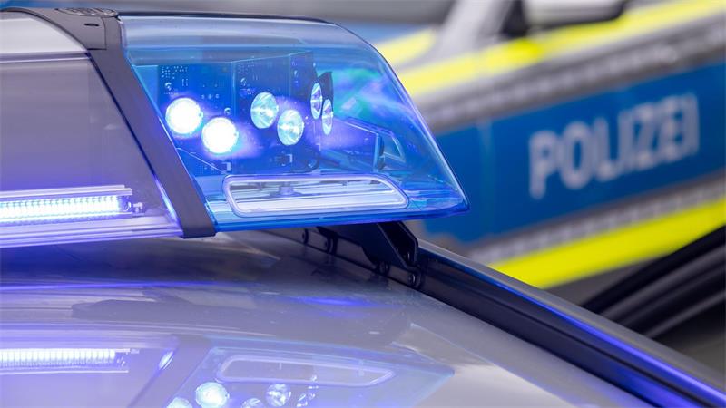 Spezialeinheiten finden bei den Durchsuchungen in Niedersachsen und Bremen unter anderem drei Pokertische, drei Spielautomaten, Munition und eine Visiereinrichtung für vermutlich scharfe Schusswaffen. (Symbolbild)