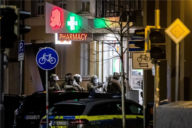 Polizei: Geiselnahme in Karlsruhe beendet - keine Verletzten Spezialeinsatzkräfte der Polizei stürmen die Apotheke.