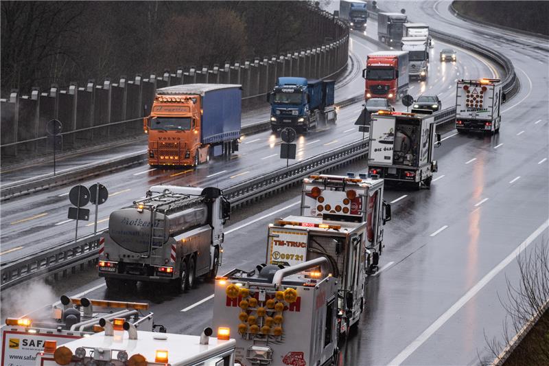 Wieder freie Fahrt auf der A7 – mit eingeschränktem Tempo Spezialfahrzeuge reinigen die Fahrbahn der Autobahn 7. Die Autobahn 7 in Südniedersachsen bleibt in Richtung Kassel auf rund 60 Kilometern gesperrt. Foto: Picture alliance/dpa | Swen Pförtner