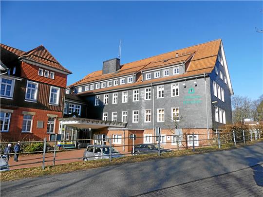 „Spezialimmobilie“: Asklepios bietet das Krankenhaus-Gebäude in Clausthal-Zellerfeld zum Preis von fünf Millionen Euro zum Verkauf an. Foto: Neuendorf