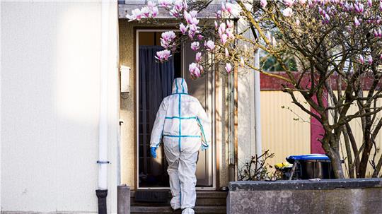 Spezialisten der Spurensicherung untersuchten den Tatort – noch sind nach der Gewalttat viele Fragen ungeklärt. (Archivbild) 