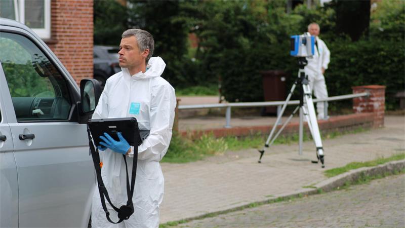 45-Jähriger in U-Haft - Trauer nach Tat in Stade Spezialisten des LKA Niedersachsen arbeiten am Tatort.