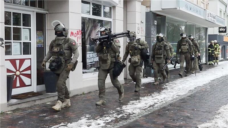 Spezialisten traten in Verhandlung mit einem Mann, der sich in einem Hotelzimmer verschanzt hatte.