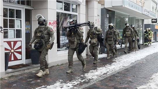 Spezialisten traten in Verhandlung mit einem Mann, der sich in einem Hotelzimmer verschanzt hatte.