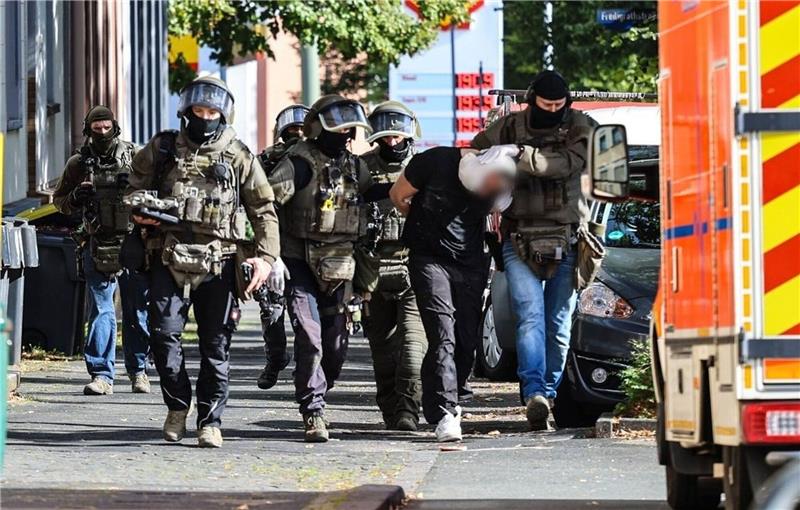 Obdachlose Frau durch Kopfschüsse in NRW getötet Spezialkräfte der Polizei führen einen Verdächtigen ab.
