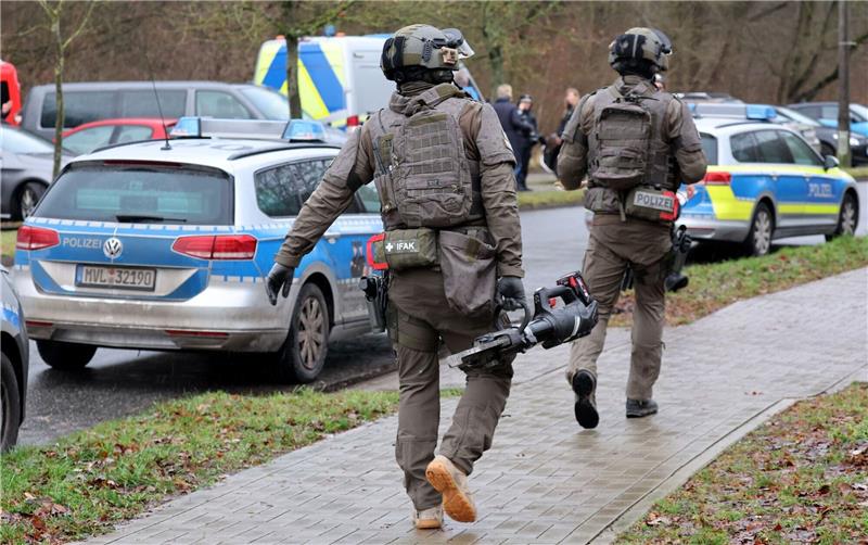 Polizei-Großaufgebot beendet Widerstand gegen Abschiebung Spezialkräfte der Polizei waren am Morgen mit Rammbock und Kettensäge angerückt.