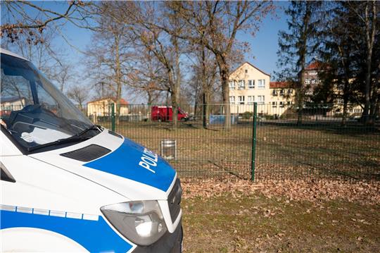 Speziell ausgebildete Einsatzkräfte haben die Schule in Petershagen durchsucht.