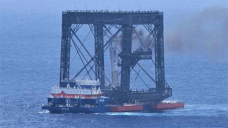 Wiederverwendbare Rakete: China fängt erstmals Stufe auf Spezielle Metallhaken klappten einem Medienbericht zufolge aus und griffen in die gespannten Seile der Fangvorrichtung.