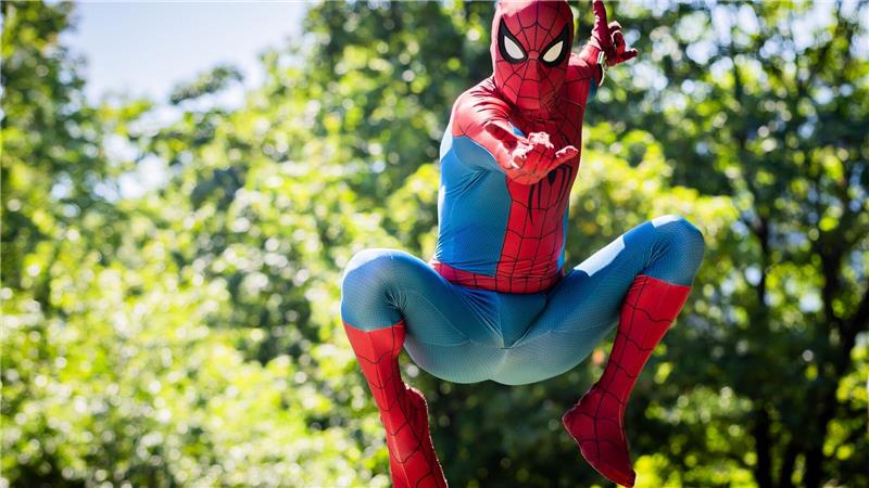 Spider Man springt durch den Jacob-Teitel-Park in Berlin.