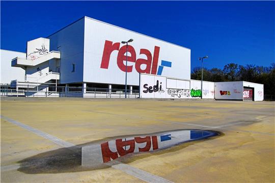 Spieglein, Spieglein auf dem Boden: Wann kommt der neue Edeka-Markt und ersetzt die alte Real-Immobilie an der Gutenbergstraße? Foto: Epping