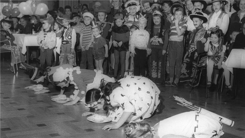 Spiel und Spaß beim Kinderkarneval mit Clown „Pelle“, 1966 im Kurhaus.