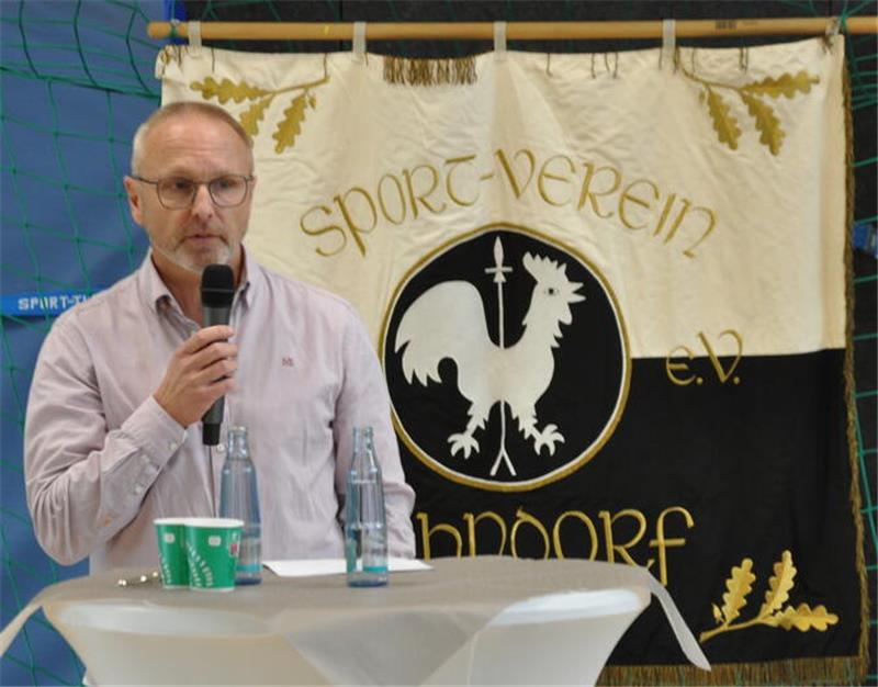 Spielbericht für die GZ: Vollblut-Fußballer Norbert Schecke formuliert als heimlicher Hahndorfer Ortsvorsteher schon einmal für die Zeitung vor.