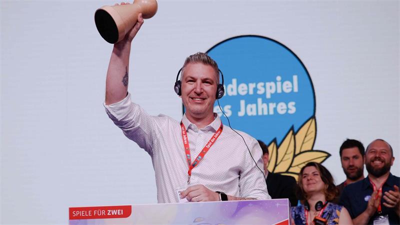 Partyspiel „Dito!“ ist das Spiel des Jahres 2026 Spiele-Autor Florian Sirieix erhielt die Auszeichnung in der Kategorie „Kinderspiel des Jahres 2026“ für „Die Insel der Mookies“.