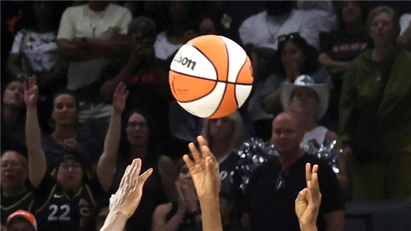 Dildos beim Frauen-Basketball: WNBA-Spiel erneut gestört Spiele der WNBA wurden zuletzt mehrfach gestört - durch aufs Spielfeld geworfenes Sexspielzeug.