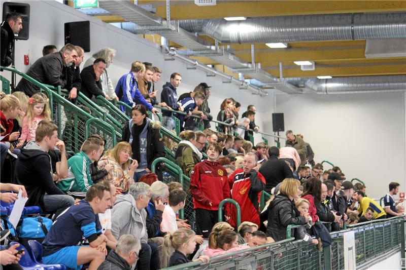 Spieler, Trainer, Fans und Familien versammeln sich auf der Tribüne in der Deilich und können von dort insgesamt 35 Spiele verfolgen. Fotos: Nachtweyh