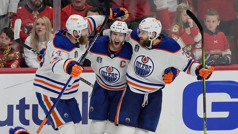 Spieler des Spiels war Connor McDavid (M.), der an vier Toren der Oilers direkt beteiligt war.