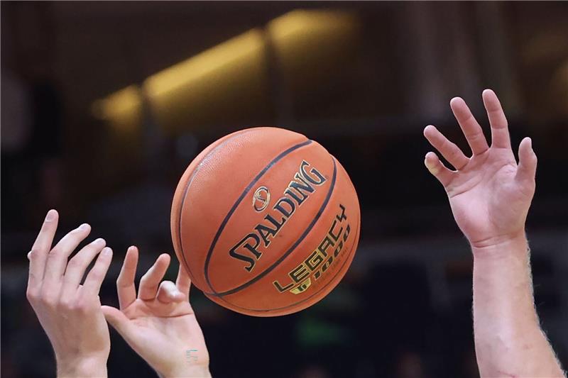 BG Göttingen scheitert im Europe Cup am FC Porto Spieler greifen nach einem Basketball.