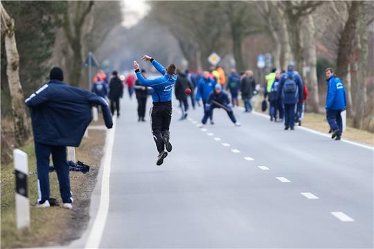 Spieler laufen während der Liga-Begegnung in Boßeln den rollenden Spielkugel hinterher.