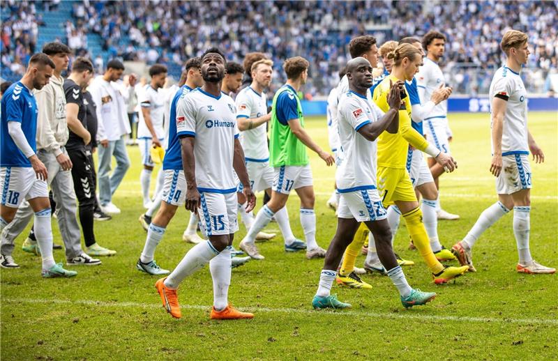 Abstieg rückt näher: Osnabrück nur 1:1 in Magdeburg Spieler von 1. FC Magdeburg bedanken sich nach dem Spiel bei den Zuschauern.