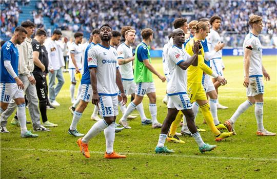 Spieler von 1. FC Magdeburg bedanken sich nach dem Spiel bei den Zuschauern.