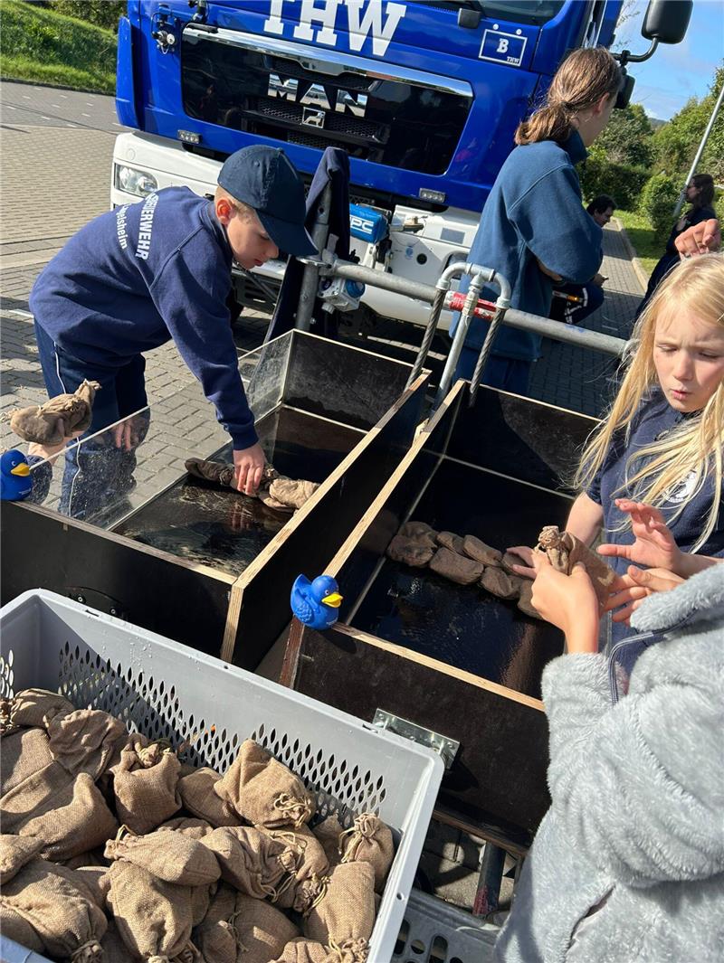 Spielerisch wurde ein "Staudamm" gebaut