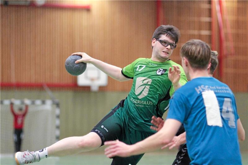Die Langelsheimer Herren müssen nachziehen Spielertrainer Christian Kielhorn von der HSG Langelsheim/Astfeld visiert das Tor an. Gegen den MTV Braunschweig will der Handball-Regionsoberligist das erste seiner beiden Nachholspiele gewinnen. Foto: Gietemann