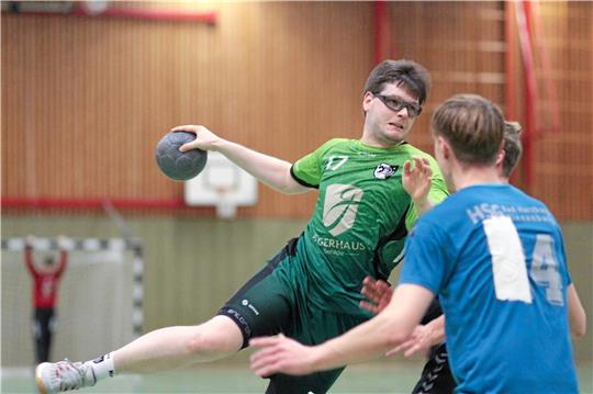 Spielertrainer Christian Kielhorn von der HSG Langelsheim/Astfeld visiert das Tor an. Gegen den MTV Braunschweig will der Handball-Regionsoberligist das erste seiner beiden Nachholspiele gewinnen. Foto: Gietemann