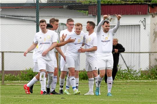 Spielertrainer Kai Müller (r.) zeigt es an. Nach dem 6:0 beim WSV Wiedelah sind die Zweifel der TSG Bad Harzburg II an der Meisterschaft in der 1. Nordharzklasse wieder weggeblasen. Hier feiert der Spitzenreiter das 3:0 durch Jan Reinecke (3. v. r.). Foto: Gietemann
