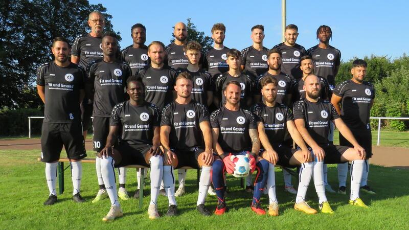 Spielertrainer Mehmet-Ali Tozlu (l.) hat den Kader des VfL Oker weiter punktuell verbessert. Ein zweiter Torhüter steht noch auf seiner Wunschliste.