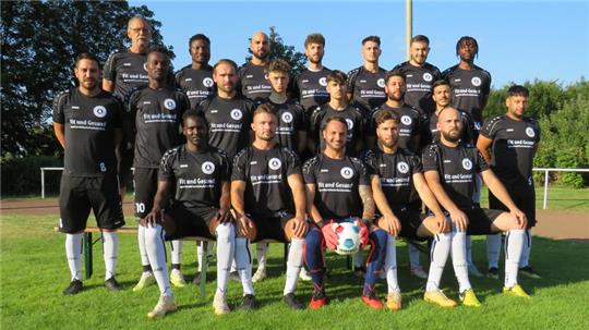 Spielertrainer Mehmet-Ali Tozlu (l.) hat den Kader des VfL Oker weiter punktuell verbessert. Ein zweiter Torhüter steht noch auf seiner Wunschliste.