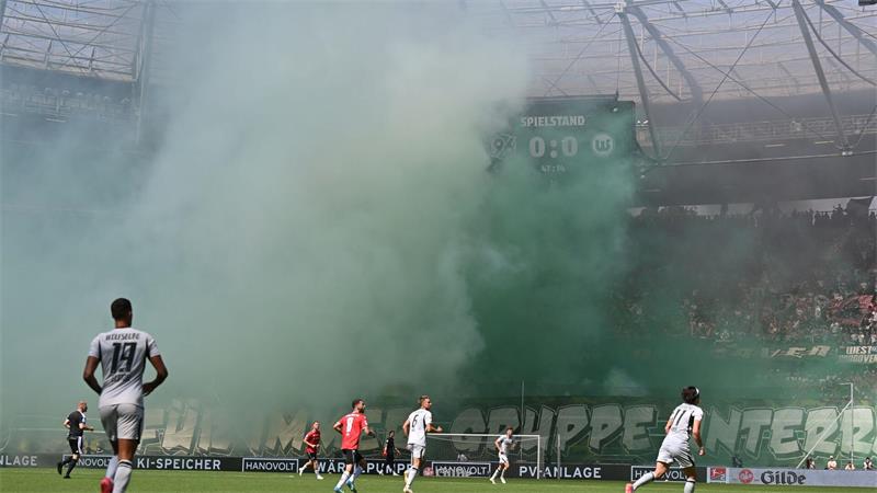 „Ein bisschen dreckig“: Wolfsburg holt ersten Zweitliga-Sieg Spielfeld im Nebel: Fans von Hannover 96 zünden beim Heimspiel gegen den VfL Wolfsburg Pyrotechnik.