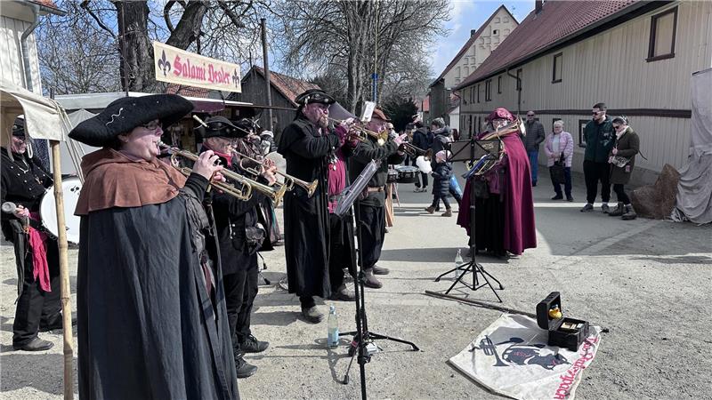 Spielleute sorgen für musikalische Untermalung.