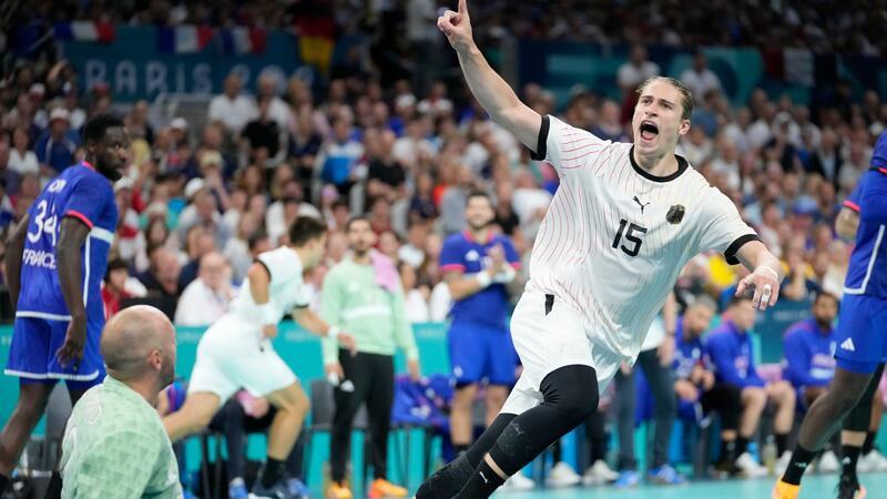 Glücksrausch: Handballer träumen von Medaille Spielmacher Juri Knorr legte gegen Frankreich gut los.