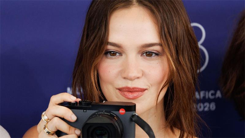 Clooney verzaubert Venedig - Filmfestspiele eröffnet Spielt die Hauptrolle in „Das Mädchen mit der Leica“: Emilia Schüle.