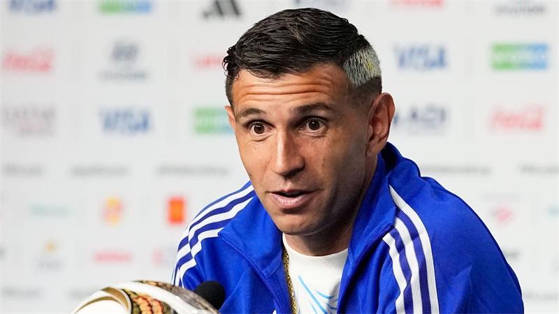 Das war die WM-Nacht: Trumps WM-Lob, Yamal fit für Finale Spielt mit Schmerzen in der Hand: Argentiniens Torwart Emiliano Martínez.