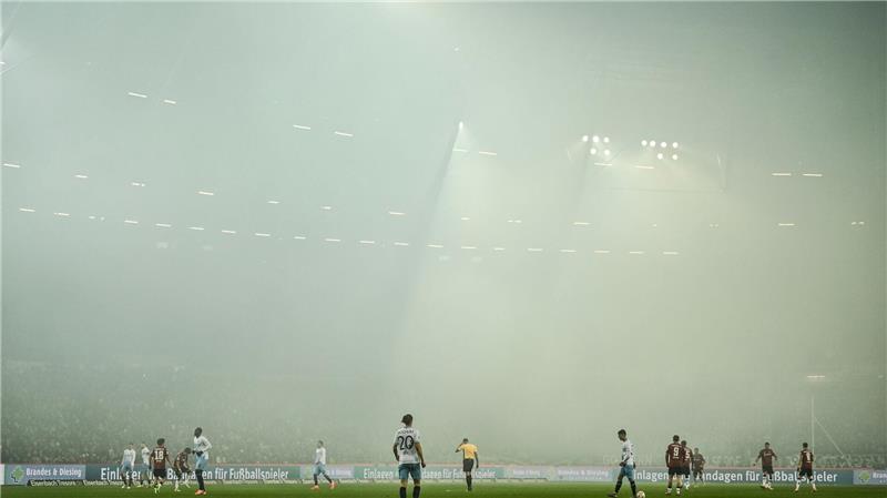 Letztes Heimspiel mit Mann? Hannover nur 0:0 gegen Bochum Spielunterbrechung in Hannover.