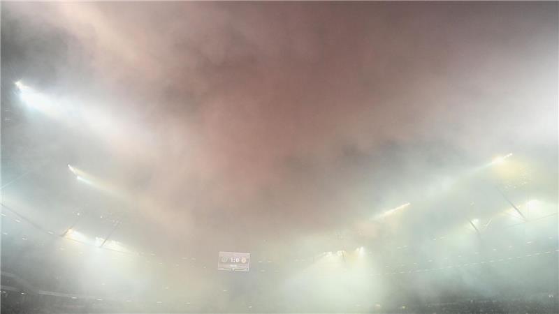 Spielunterbrechung in Hannover: Dichter Rauch liegt über dem Spielfeld.