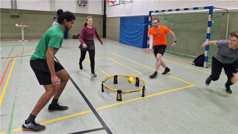 Sportlicher Willkommensgruß für die Erstsemester der TU Clausthal Spikeball ist eine Kombination aus Tischtennis und Volleyball.