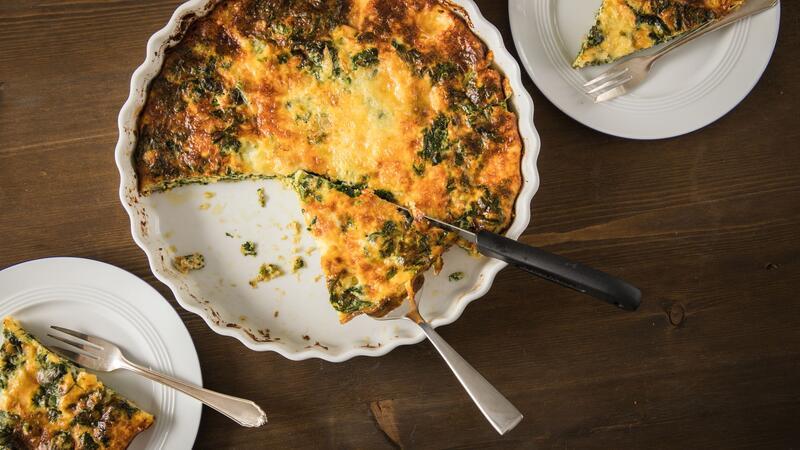 3 Diäten mit Ernährungsplan im Experten-Check Spinatquiche kommt bei der fettreichen Keto-Diät auf den Tisch.
