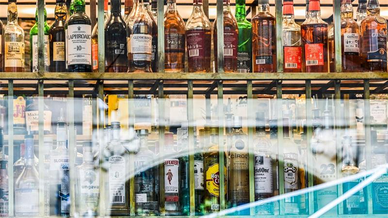 Spirituosen wie Rum, Wodka und Korn dürften Anfang 2027 spürbar teurer werden. 